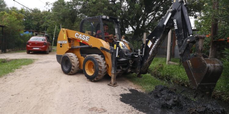BARRANQUERAS: EL GOBIERNO PROVINCIAL REFUERZA TAREAS DE LIMPIEZA Y SANEAMIENTO EN VILLA FORESTACIÓN