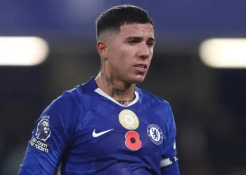 EL PSG PONE SUS OJOS EN ENZO FERNÁNDEZ: UN MOVIMIENTO ESTRATÉGICO QUE SACUDE EL MERCADO EUROPEO