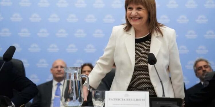 ESTRATEGIA LEGISLATIVA: BULLRICH ACELERA NEGOCIACIONES PARA DESTRABAR LA REFORMA LABORAL EN EL SENADO