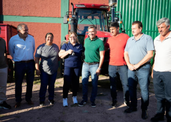 EL GOBERNADOR ZDERO ENTREGÓ MAQUINARIAS A PRODUCTORES TABACALEROS EN COLONIA BENÍTEZ