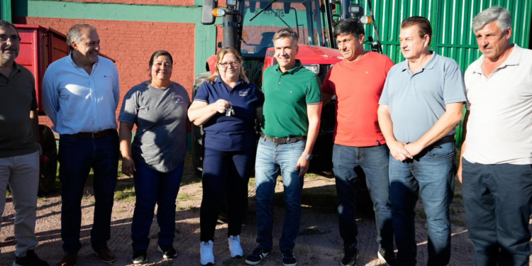 EL GOBERNADOR ZDERO ENTREGÓ MAQUINARIAS A PRODUCTORES TABACALEROS EN COLONIA BENÍTEZ