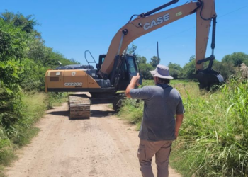 APA Y VIALIDAD PROVINCIAL EJECUTAN TAREAS DE SANEAMIENTO EN EL CANAL III DEL BAJO HONDO GRANDE