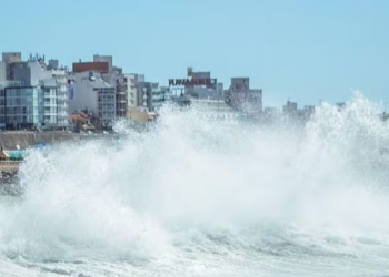 Tragedia en la Costa Atlántica: una ola gigante deja un saldo de un fallecido y alerta sobre la vulnerabilidad costera