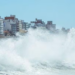 Tragedia en la Costa Atlántica: una ola gigante deja un saldo de un fallecido y alerta sobre la vulnerabilidad costera