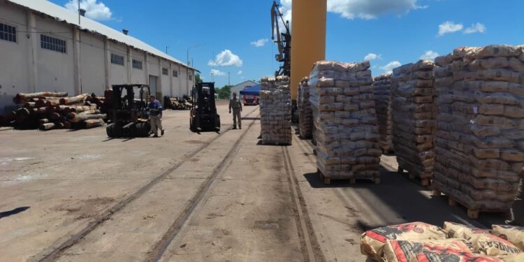 EL PUERTO DE BARRANQUERAS CONCRETÓ UNA NUEVA EXPORTACIÓN DE CARBÓN VEGETAL A BRASIL