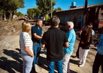 AVANZAN LAS OBRAS DE PAVIMENTACIÓN EN VILLA ELISA Y LA LIMPIEZA DEL RÍO NEGRO