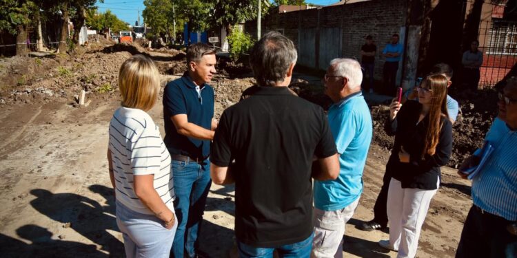 AVANZAN LAS OBRAS DE PAVIMENTACIÓN EN VILLA ELISA Y LA LIMPIEZA DEL RÍO NEGRO