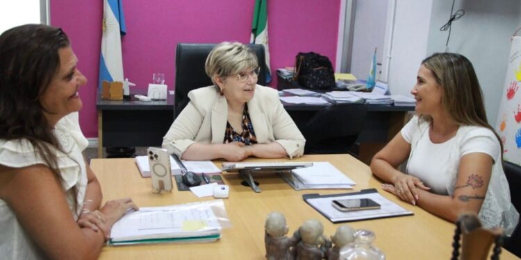 EDUCACIÓN Y EL MUNICIPIO DE LAGUNA BLANCA ARTICULAN TRABAJOS PARA LA MEJORA DE JARDINES Y ESCUELAS
