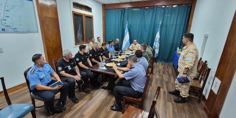 COOPERACIÓN ESTRATÉGICA: LA POLICÍA DEL CHACO FORTALECE EL TRABAJO INTERFUERZAS EN EL MARCO DEL “PLAN PARANÁ”