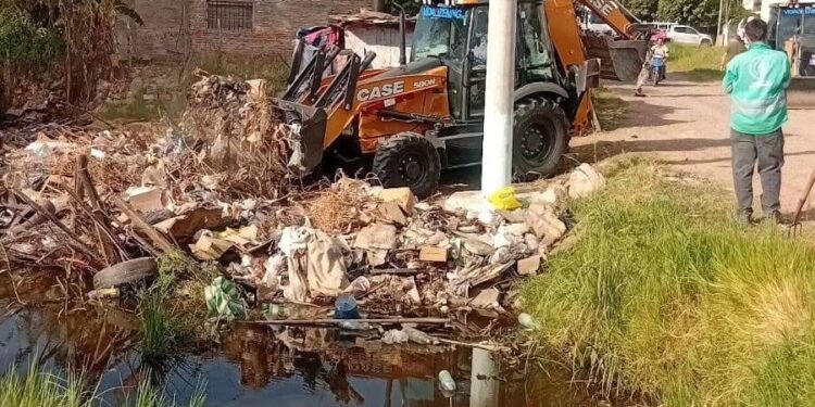 OPERATIVO DE ERRADICACIÓN EN RESISTENCIA: LIMPIEZA DE ASENTAMIENTO Y BASURAL EN EL RÍO NEGRO