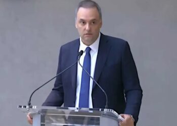 ESCÁNDALO EN EL ENTORNO PRESIDENCIAL: MANUEL ADORNI CALIFICÓ DE «PÉSIMA DECISIÓN» EL VIAJE DE SU ESPOSA