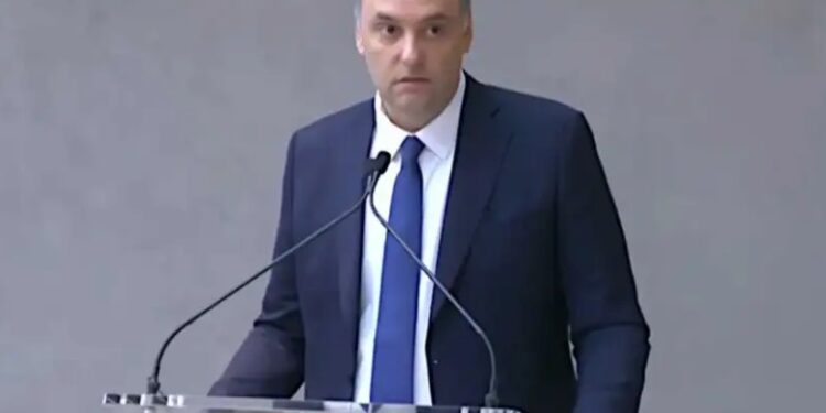 ESCÁNDALO EN EL ENTORNO PRESIDENCIAL: MANUEL ADORNI CALIFICÓ DE «PÉSIMA DECISIÓN» EL VIAJE DE SU ESPOSA