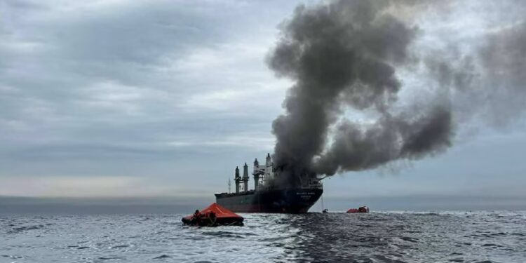 Trump construye una alianza naval para enfrentar a Irán en Ormuz, pero no descarta una acción terrestre para garantizar la provisión de petróleo