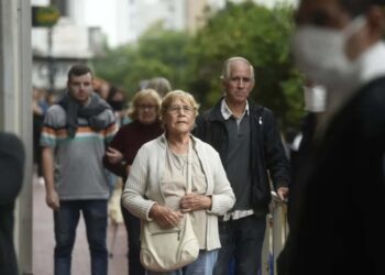ESCÁNDALO EN EL ENTORNO PRESIDENCIAL: MANUEL ADORNI CALIFICÓ DE «PÉSIMA DECISIÓN» EL VIAJE DE SU ESPOSA