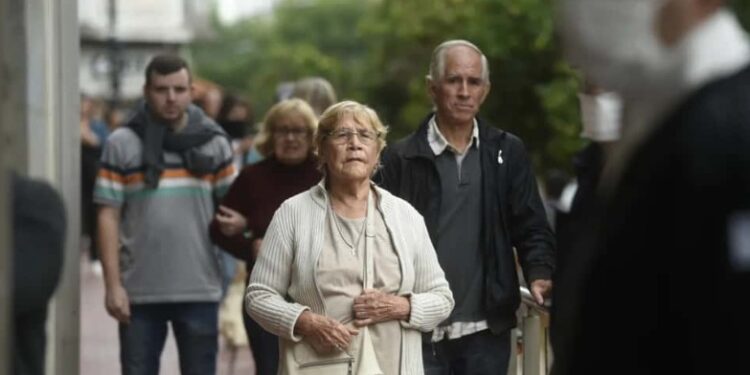 ESCÁNDALO EN EL ENTORNO PRESIDENCIAL: MANUEL ADORNI CALIFICÓ DE «PÉSIMA DECISIÓN» EL VIAJE DE SU ESPOSA