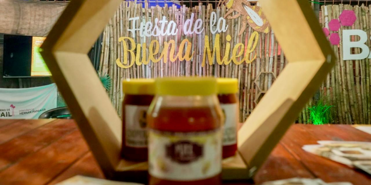 BASAIL: EL GOBERNADOR ZDERO ACOMPAÑÓ LA FIESTA DE LA BUENA MIEL Y DESTACÓ EL POTENCIAL PRODUCTIVO DEL CHACO