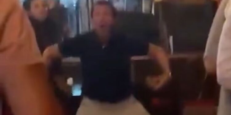 Indignación por un video del papá de Agostina Páez donde replica el gesto racista que hizo su hija en Brasil