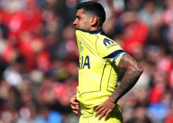 Alarma en la Selección Argentina: El Cuti Romero se retira entre lágrimas tras una lesión en el Tottenham