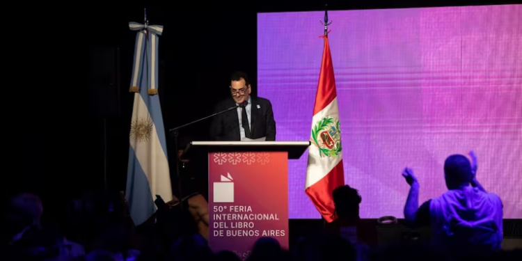 Tensión en la Feria del Libro: el Secretario de Cultura defendió la gestión oficial ante un clima de abucheos