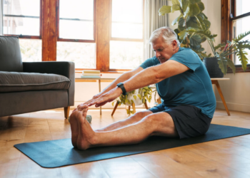El desafío de la longevidad activa: se graduó como instructor de yoga a los 75 años para inspirar a su generación
