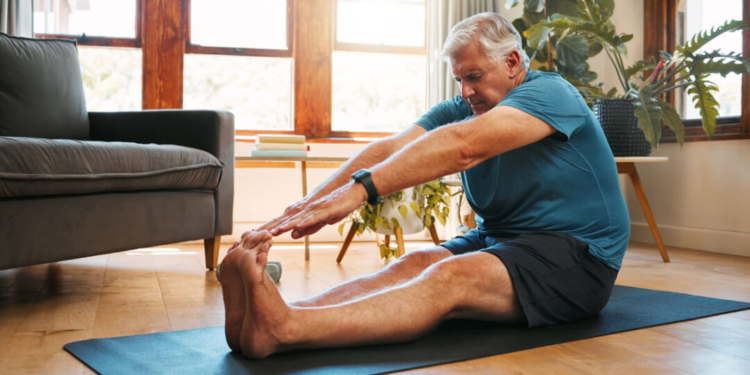 El desafío de la longevidad activa: se graduó como instructor de yoga a los 75 años para inspirar a su generación