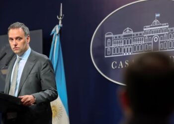 Adorni evalúa hacer otra rueda de prensa y prepara su estrategia judicial ante las dudas por su patrimonio: “Ya lo voy a demostrar”