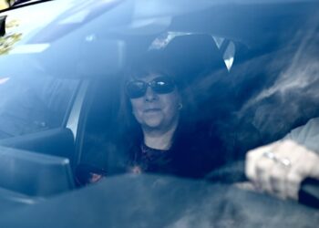 Las dos policías acreedoras declararon que Adorni les debe USD 70 mil más intereses y debe pagar antes de noviembre