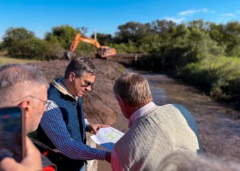 TRES ISLETAS: EL GOBERNADOR ZDERO SUPERVISÓ LA LIMPIEZA DE CANALES RURALES PARA PREVENIR ANEGAMIENTOS