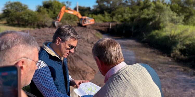 TRES ISLETAS: EL GOBERNADOR ZDERO SUPERVISÓ LA LIMPIEZA DE CANALES RURALES PARA PREVENIR ANEGAMIENTOS
