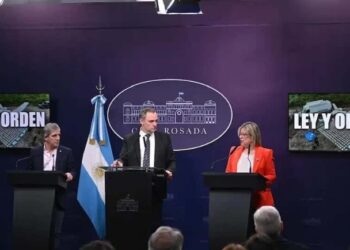 El Gobierno montó otro amplio operativo de respaldo a Adorni, pero no sale del atolladero