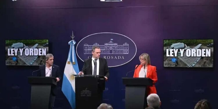 El Gobierno montó otro amplio operativo de respaldo a Adorni, pero no sale del atolladero