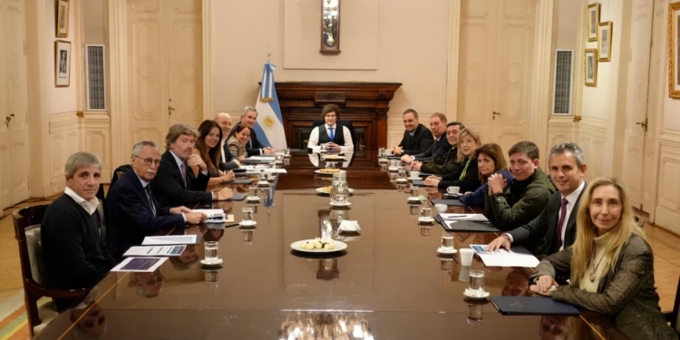 El presidente Javier Milei encabezó una reunión de gabinete orientada a la gestión y al margen de las disputas internas