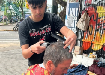 Jóvenes barberos brindan cortes gratuitos en iniciativa solidaria porteña