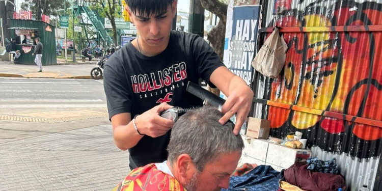 Jóvenes barberos brindan cortes gratuitos en iniciativa solidaria porteña