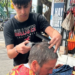 Jóvenes barberos brindan cortes gratuitos en iniciativa solidaria porteña