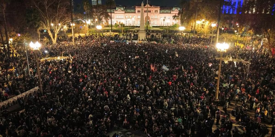 Multitudinario velorio del Indio Solari en el Polideportivo Gatica