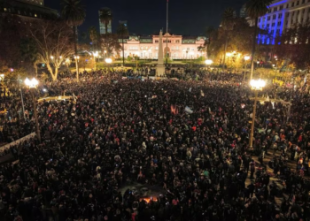 Multitudinario velorio del Indio Solari en el Polideportivo Gatica