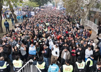 Multitudinario adiós al Indio Solari: 70 cuadras de cola tras ocho horas de velorio