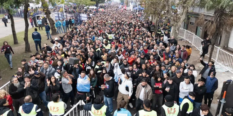 Multitudinario adiós al Indio Solari: 70 cuadras de cola tras ocho horas de velorio