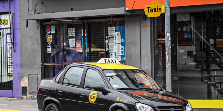 Violenta pelea entre taxistas y conductores de apps paraliza el Concejo marplatense