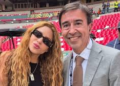 Periodista interrumpe transmisión en vivo para fotografiarse con Shakira en el Azteca