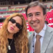Periodista interrumpe transmisión en vivo para fotografiarse con Shakira en el Azteca