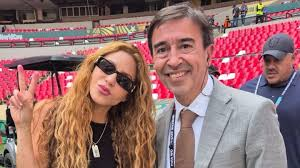 Periodista interrumpe transmisión en vivo para fotografiarse con Shakira en el Azteca
