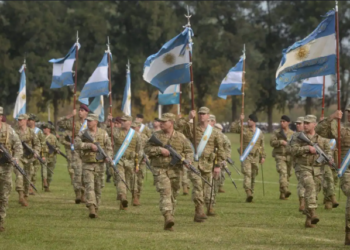 Militares argentinos buscan segundo trabajo por salarios insuficientes, según informe