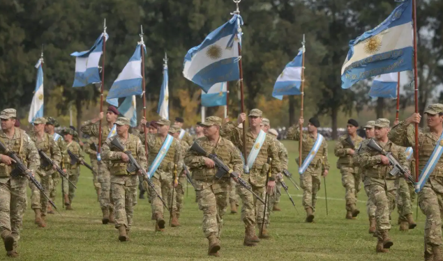 Militares argentinos buscan segundo trabajo por salarios insuficientes, según informe