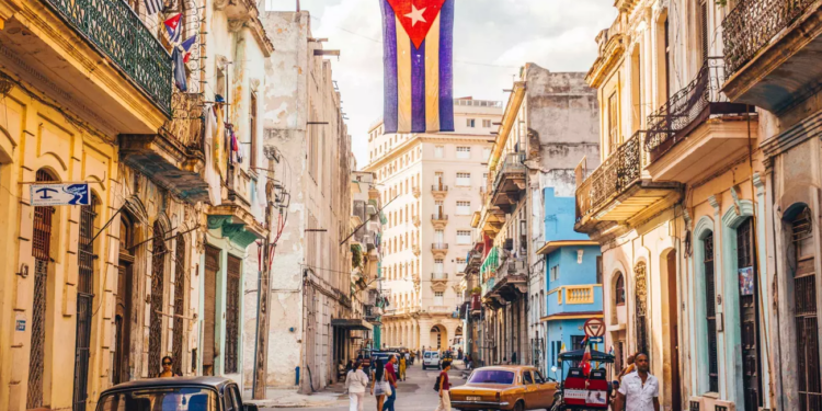 Cuba anuncia reformas económicas para abrir turismo e inversiones extranjeras