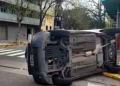 Violento vuelco en Parque Patricios por conductor que cruzó en rojo