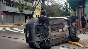 Violento vuelco en Parque Patricios por conductor que cruzó en rojo