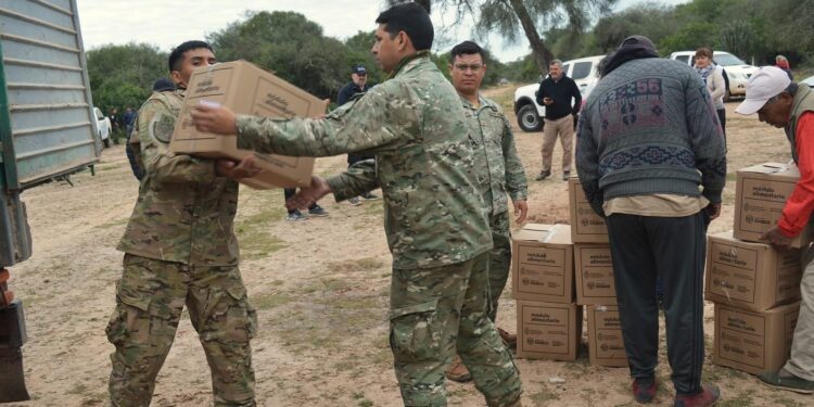 OPERATIVO N°131: CONTINÚA LA ENTREGA DE ALIMENTOS Y AGUA A FAMILIAS DE EL IMPENETRABLE