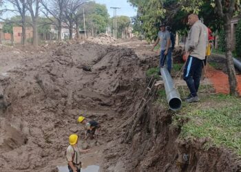 QUITILIPI: SAMEEP RECAMBIA UN COLECTOR CLOACAL CLAVE PARA MEJORAR EL SERVICIO EN EL CENTRO DE LA CIUDAD